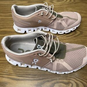On Cloud Light Pink and White Running Shoes, Women’s Size 8